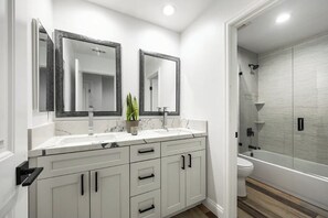 Regadera, toallas, jabón, papel de baño 