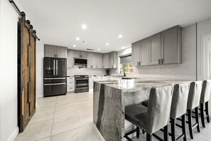 Private kitchen - Spacious 4-bedroom house in adorable Coachella with AC (Coachella)