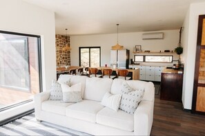 Living area - Sparrow House and Carolina Cottage- 2 lakeview homes, Sleeps 18 (Garfield)