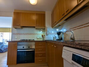 Wasserkocher mit Kaffee-/Teezubehör, Kühlschrank, Mikrowelle, Ofen