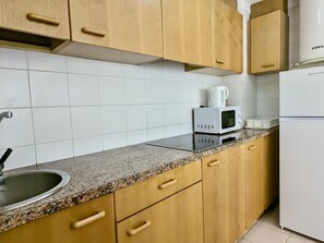 Private kitchen - EVH121 Cozy and bright apartment in Tossa de Mar, near the beach. (Tossa de Mar)