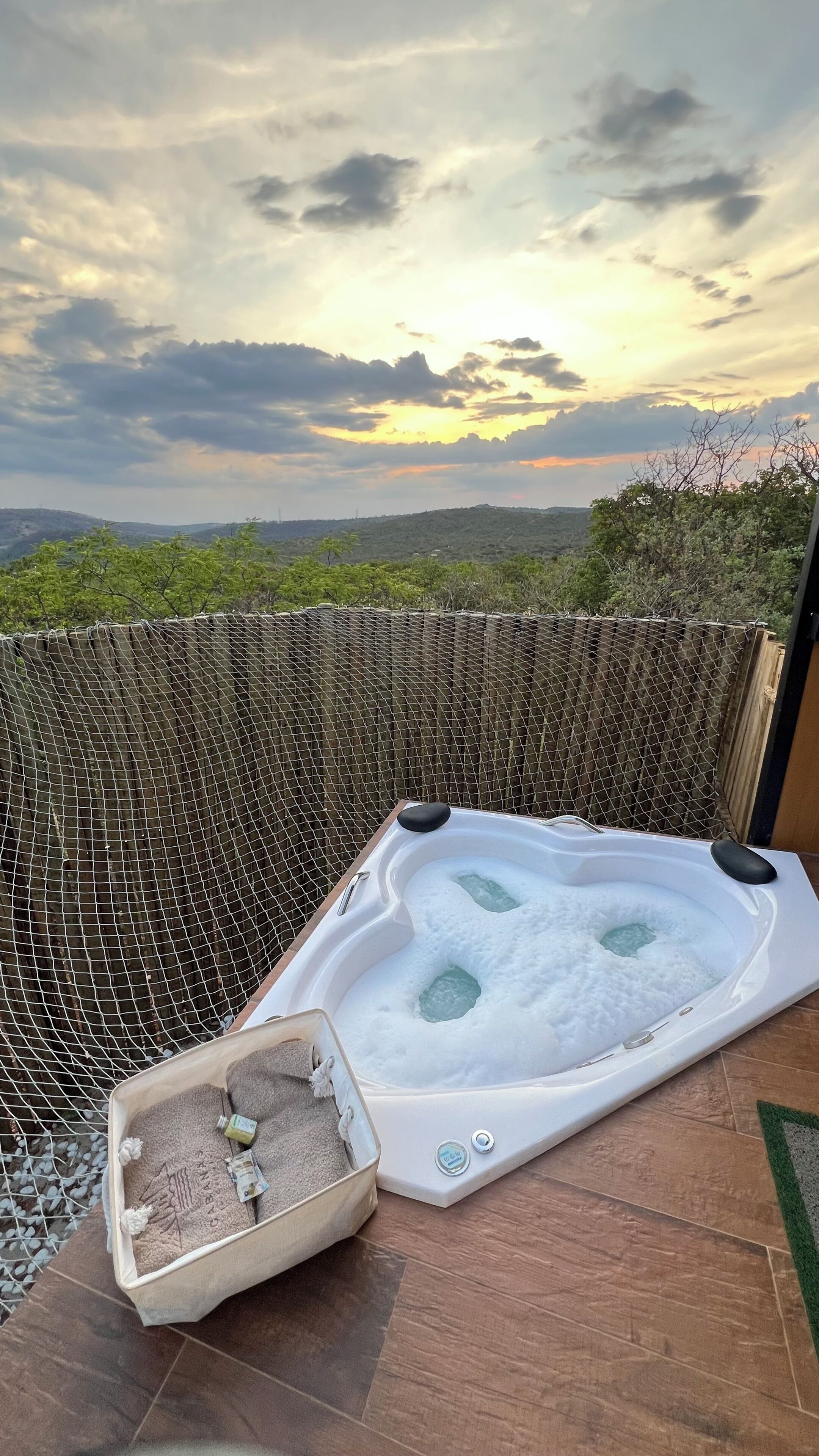 Luxury Cabin | Outdoor spa tub