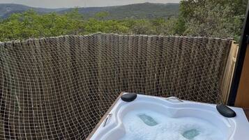 Luxury Cabin | Outdoor spa tub