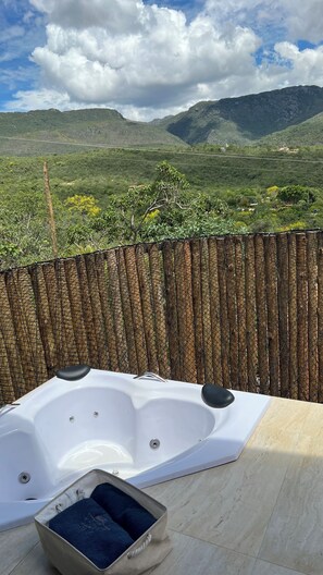 Luxury Cabin, Mountain View | Outdoor spa tub - Cabanas do Cerrado Cipó (Jaboticatubas)