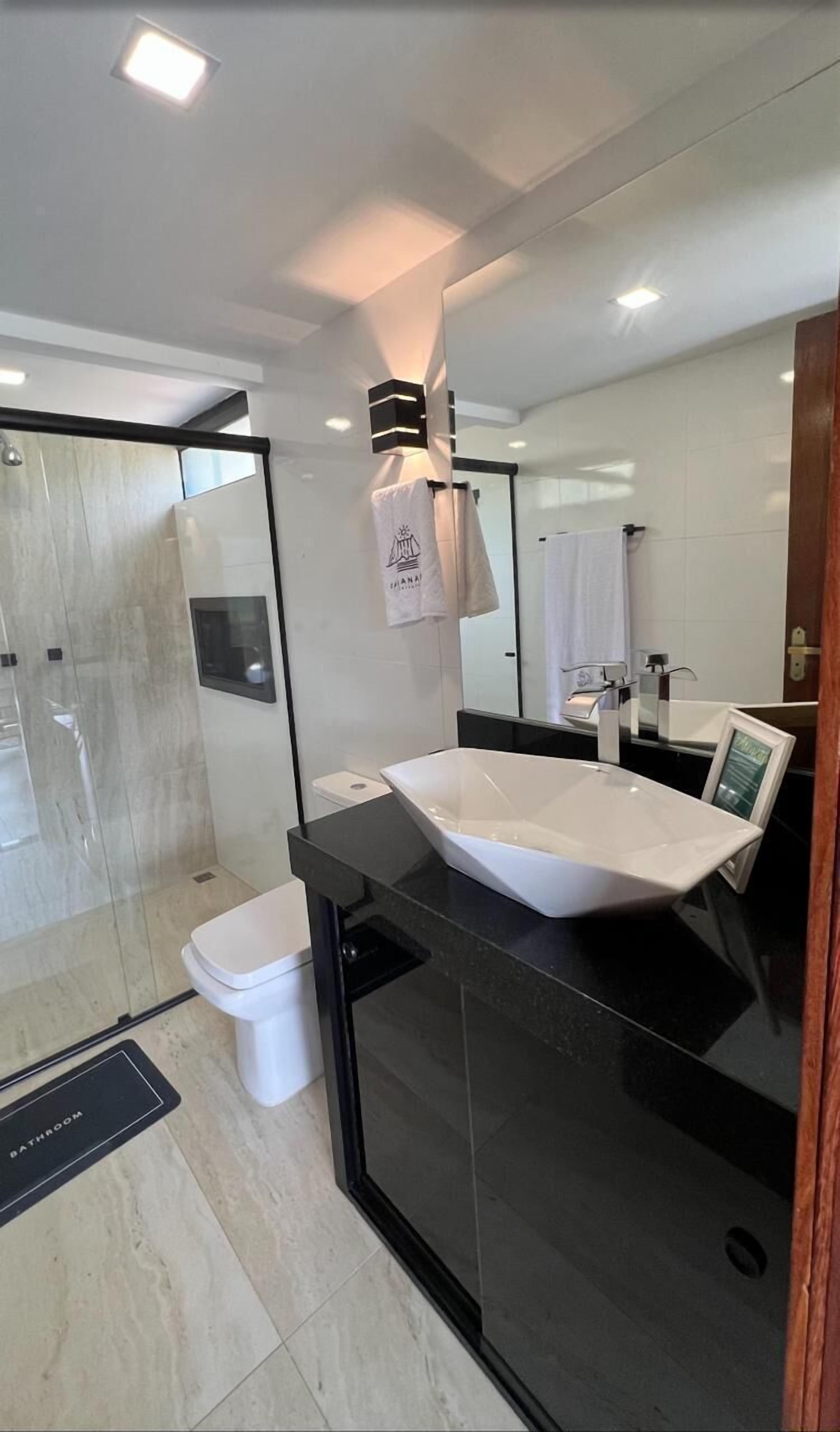 Bañera y ducha independientes, artículos de tocador gratuitos
