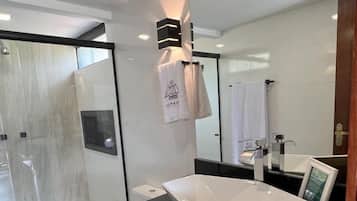 Bañera y ducha independientes, artículos de tocador gratuitos