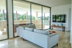 TV - 1BR + Private Pool · Jungle View · Beach Shuttle (Tulum)