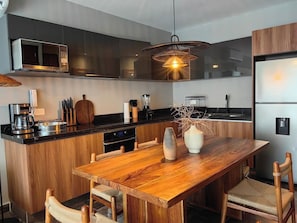 Kühlschrank, Mikrowelle, Ofen, Herdplatte
