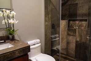Een douche, een haardroger, handdoeken