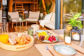 Dining - Anjos Glamping - Private Jacuzzi & Nature (Santa Cruz)