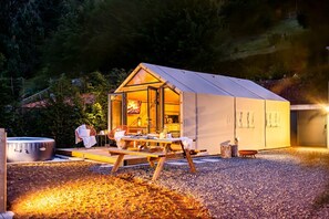 Outdoor dining - Anjos Glamping - Private Jacuzzi & Nature (Santa Cruz)