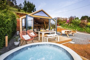 Outdoor dining - Anjos Glamping - Private Jacuzzi & Nature (Santa Cruz)
