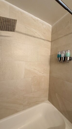 Hair dryer, towels, soap, toilet paper - Marvelous 3-bedroom house with AC in welcoming Cocoa, and a private pool (Cocoa)