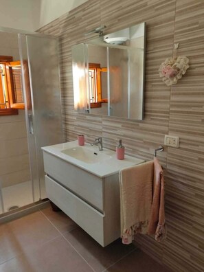 Dusche, Haartrockner, Bidet, Handtücher