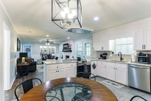 Fridge, microwave, oven, stovetop - Hot Tub, Pool Table, Ping-Pong, Private Playground, Fire Pit, Library, Play Room (Valdosta)