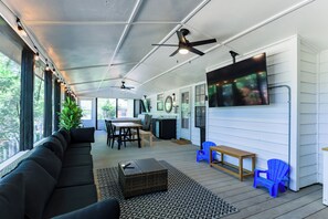 Smart TV, table tennis, books - Hot Tub, Pool Table, Ping-Pong, Private Playground, Fire Pit, Library, Play Room (Valdosta)