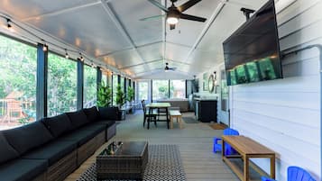 TV connectée, table de tennis de table, livres