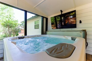 Banyera d'hidromassatge a l'aire lliure