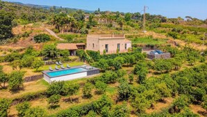 A house with a swimming pool, surrounded by greenery and hills. - Villa Tiaréa - Giarre (Giarre)