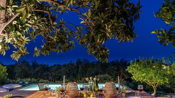 An outdoor dining table with a view of a swimming pool and trees. - Villa Tiaréa - Giarre (Giarre)