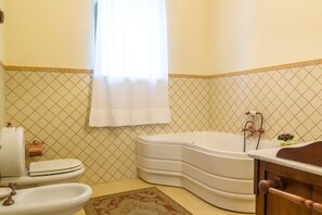 Een douche, een haardroger, een bidet, handdoeken