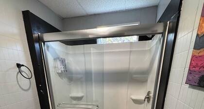 H1-Large 3 Bedroon 1.5 Bathroom apartment