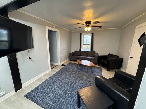 H1-Large 3 Bedroon 1.5 Bathroom apartment