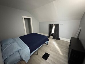 Schreibtisch, Bügeleisen/Bügelbrett, WLAN
