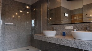 Dusche, Haartrockner, Bidet, Handtücher