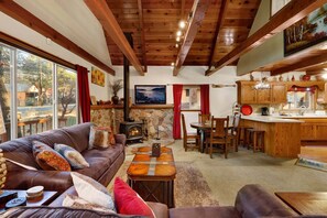 Hytte - 2 queensize-senge - terrasse - bjergudsigt (2582) | Opholdsområde