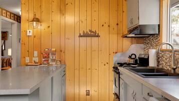 Cabaña, varias camas, patio, vista a la montaña (2609) | Cocina privada