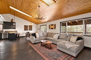 Cabaña, varias camas, hidromasaje | Área de sala de estar