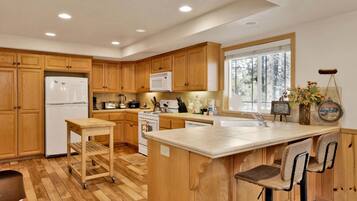 Cabin, Multiple Beds, Patio, Mountain View (2618) | Private kitchen