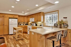 Cabin, Multiple Beds, Patio, Mountain View (2618) | Private kitchen - 2618- Brownie Resort (Big Bear Lake)