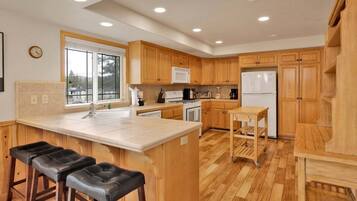 Cabin, Multiple Beds, Patio, Mountain View (2619) | Private kitchen