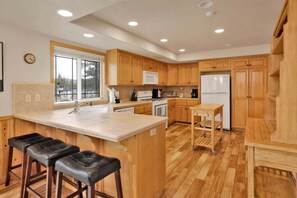 Cabin, Multiple Beds, Patio, Mountain View (2619) | Private kitchen - 2619- Brownie Retreat (Big Bear Lake)
