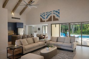 Smart TV - Beautiful 4-bedroom ranch style villa with private pool in Caleton Residences (Cap Cana, Punta Cana)