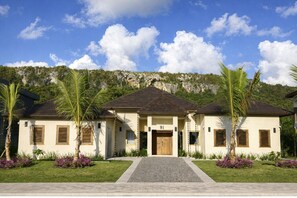 Exterior - Beautiful 4-bedroom ranch style villa with private pool in Caleton Residences (Cap Cana, Punta Cana)