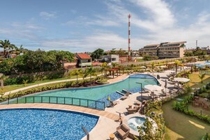 Apartamento standard, varanda coberta, vista para a piscina | Área de estar