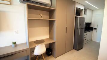 Standard Apartment, Lanai, Pool View | Dapur peribadi