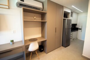 Apartamento standard, varanda coberta, vista para a piscina | Cozinha privada