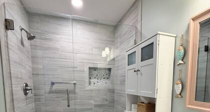 Salt Air Retreat- Newly Updated âą Elevator âą Game Room âą Walk to Beach