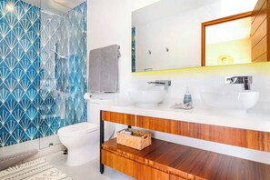 Dusche, Haartrockner, Seife, Toilettenpapier