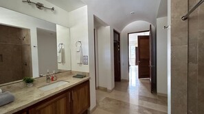 Comfort appartement, uitzicht op heuvels | Badkamer | Een douche, handdoeken, zeep, shampoo