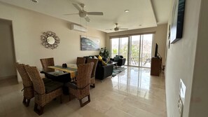 Căn hộ dành cho gia đình, quang cảnh đồi núi | Khu phòng khách