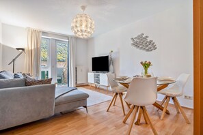 TV, stereo - Holiday Apartment Strandkorb – 100 m from the Water (Mönchgut)