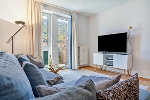 TV, stereo - Holiday Apartment Strandkorb – 100 m from the Water (Mönchgut)