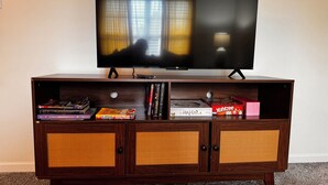 Ein Holz-Unterhaltungsschrank mit Flachbildfernseher, Büchern und DVD-Player.