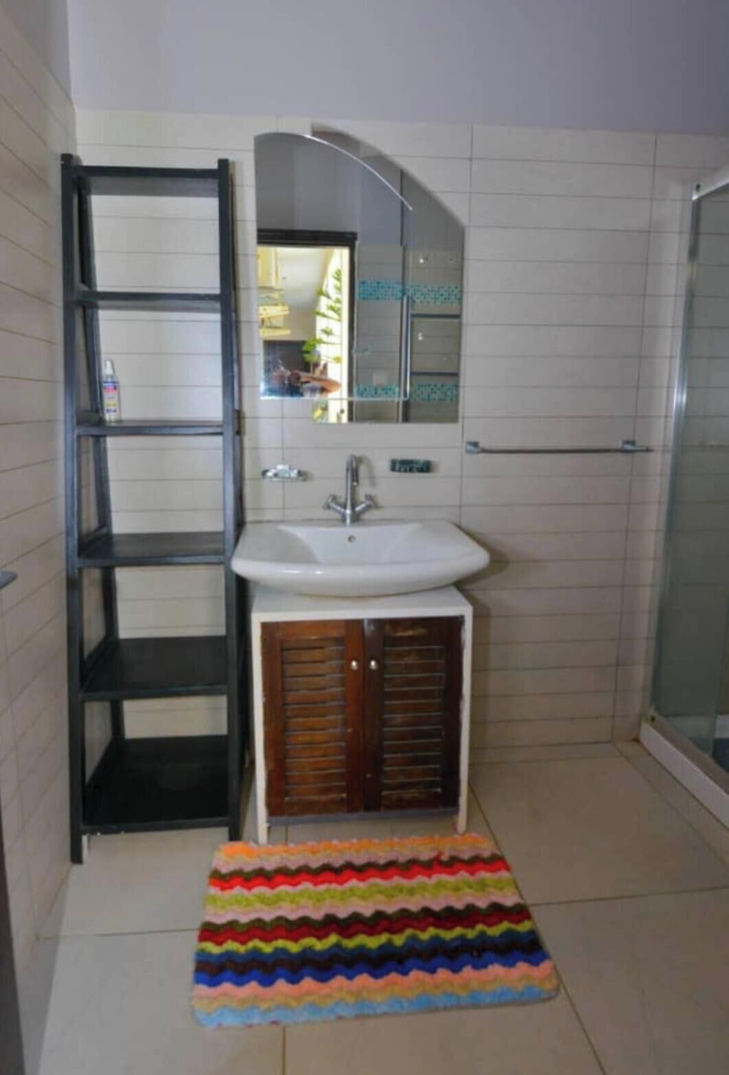 Een douche, een haardroger, handdoeken, zeep