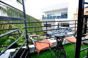 Outdoor dining - Vrbo Property (Dakar)